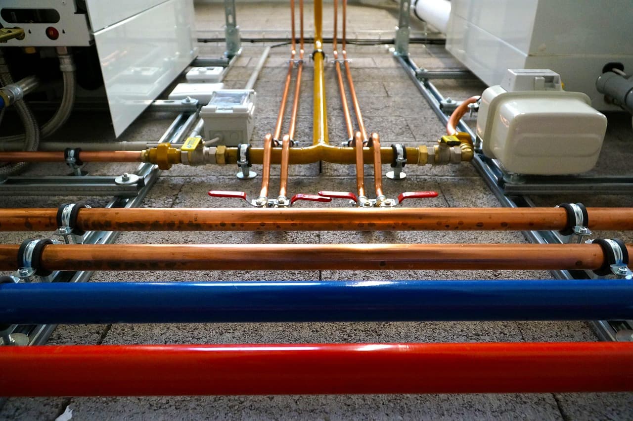 Fachhandwerker führt hydraulischen Abgleich an einer Heizungsanlage durch